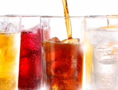 Έρευνα: Πόσα κιλά θα χάσετε αν αντικαταστήσετε τα αναψυκτικά με νερό;